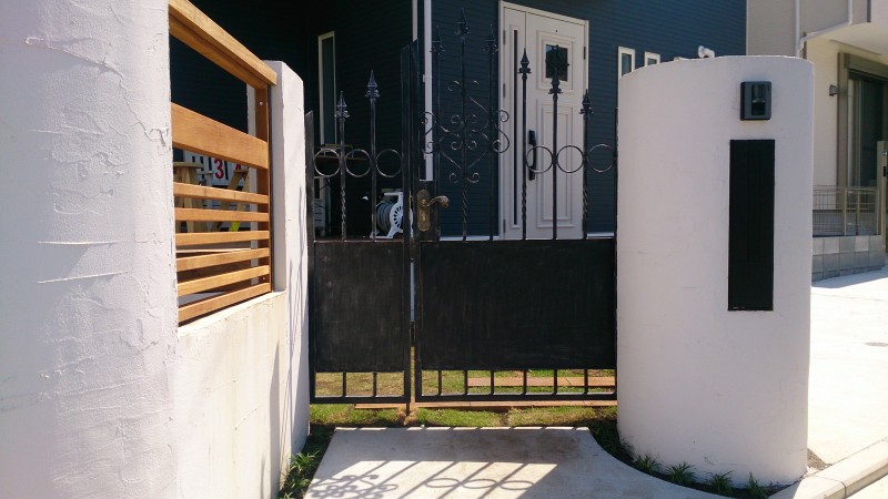 異素材のウッドフェンスと門扉